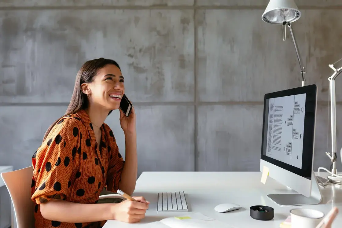 マーケティング施策について相談しながら業務を進める担当者のイメージ