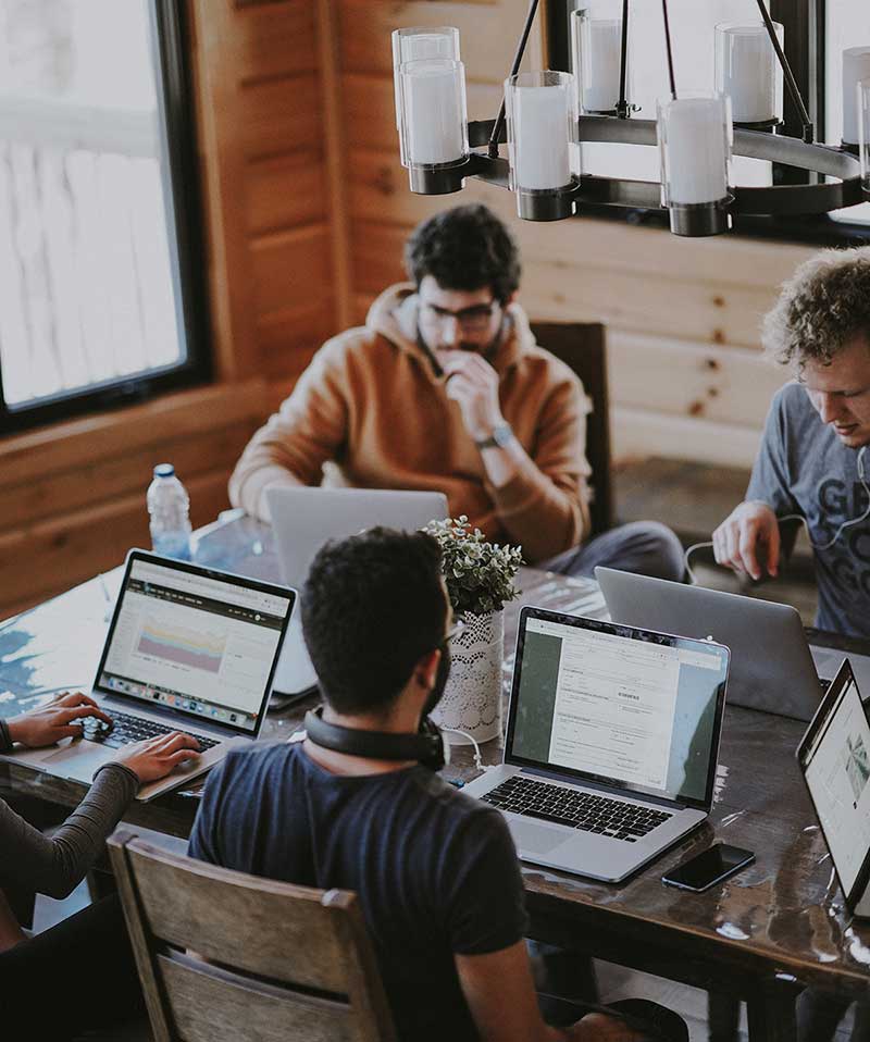 マーケティング戦略の課題に取り組むチームのイメージ